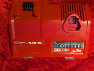 Milwaukee 48-59-1811 M18 & M12 Super Charger Fantastic Condition!